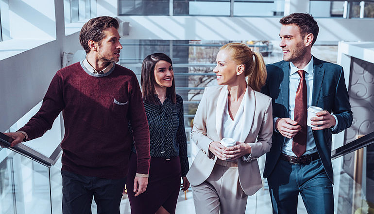 4 Personen auf einer Treppe, die über ihre Karriere sprechen