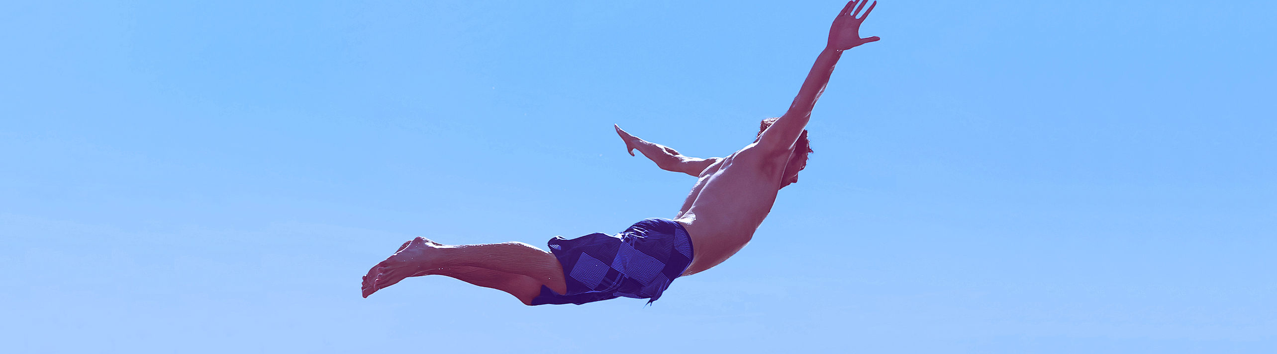 Attraktive Leistungen Person, die in der Luft fliegt beim Sprung ins Wasser